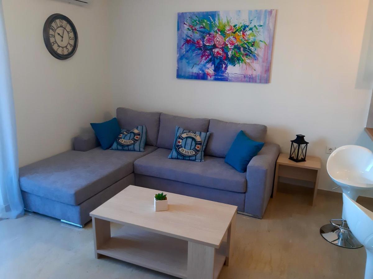 Central Apartment Near The Beach With Huge Private Terrace Loutráki Buitenkant foto