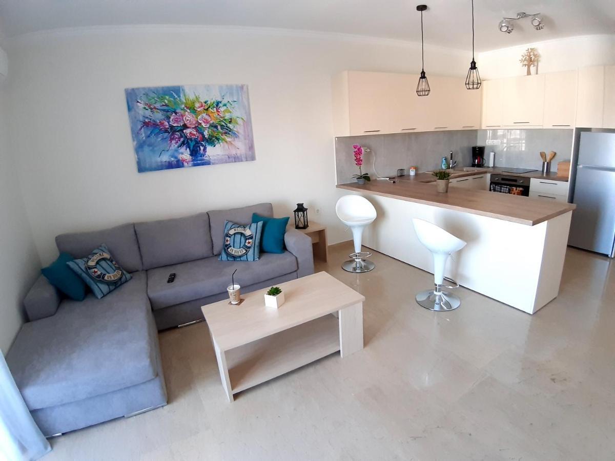Central Apartment Near The Beach With Huge Private Terrace Loutráki Buitenkant foto