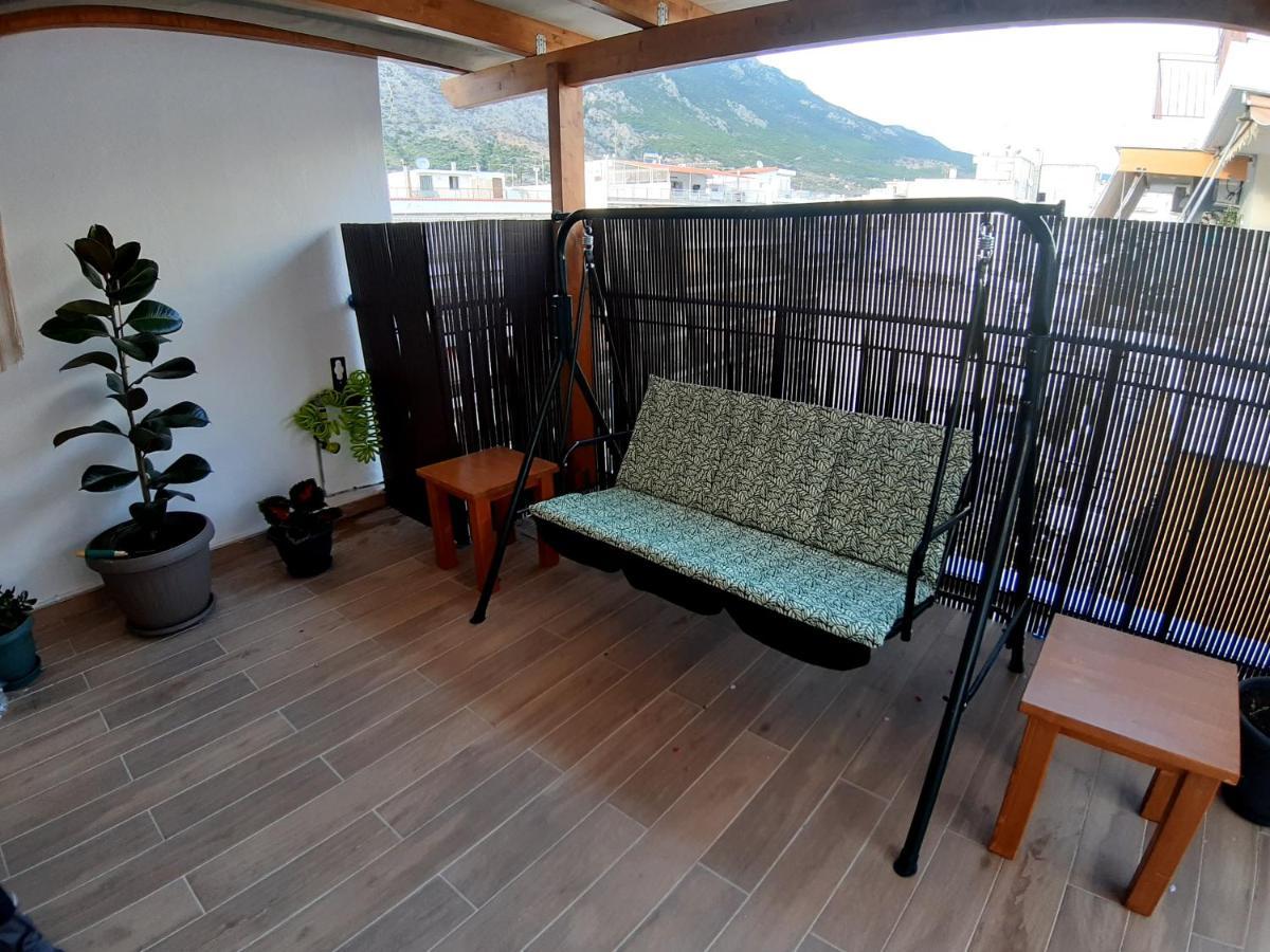 Central Apartment Near The Beach With Huge Private Terrace Loutráki Buitenkant foto