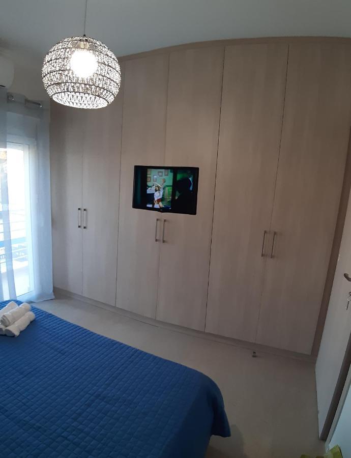 Central Apartment Near The Beach With Huge Private Terrace Loutráki Buitenkant foto