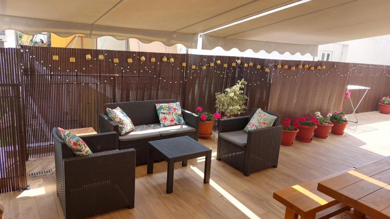 Central Apartment Near The Beach With Huge Private Terrace Loutráki Buitenkant foto